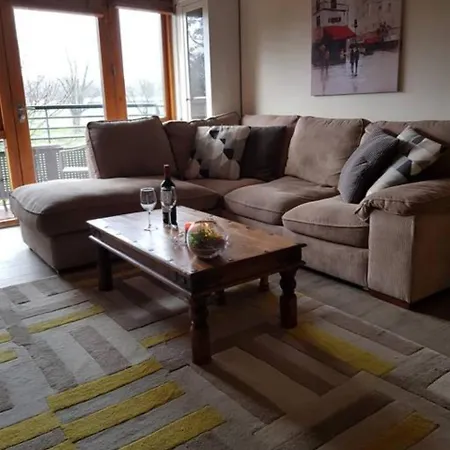 2 Bedroom Riverside Flat In Apartament