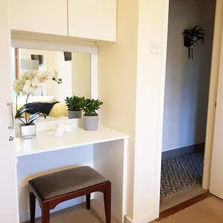2 Bedroom Riverside Flat In Appartement *